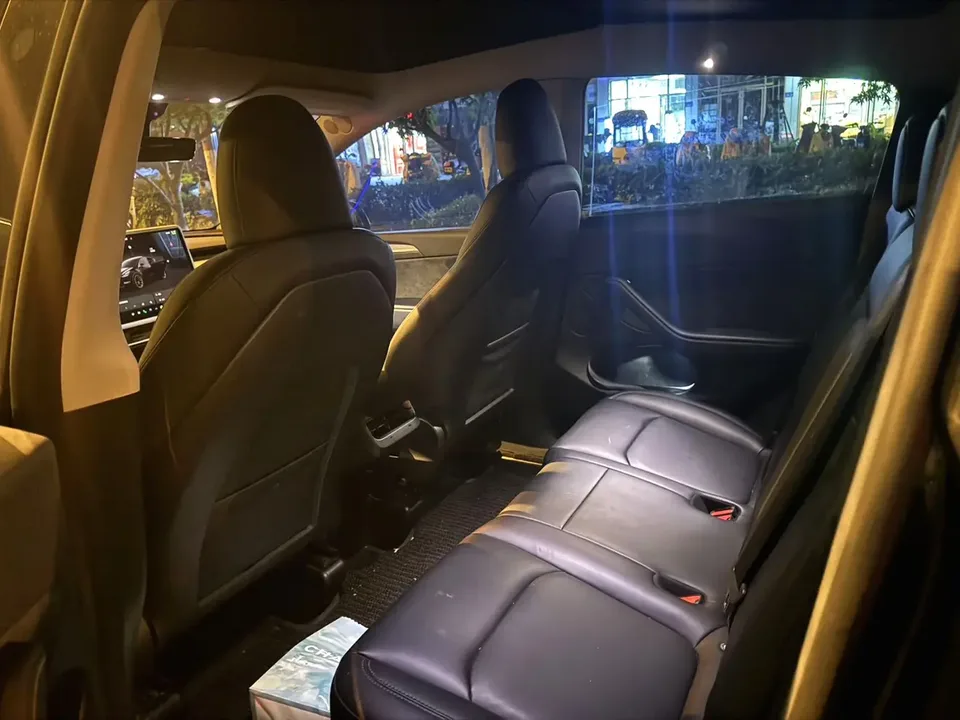 Tesla Model Y rear-wheel drive version 2023 — миниатюра 5