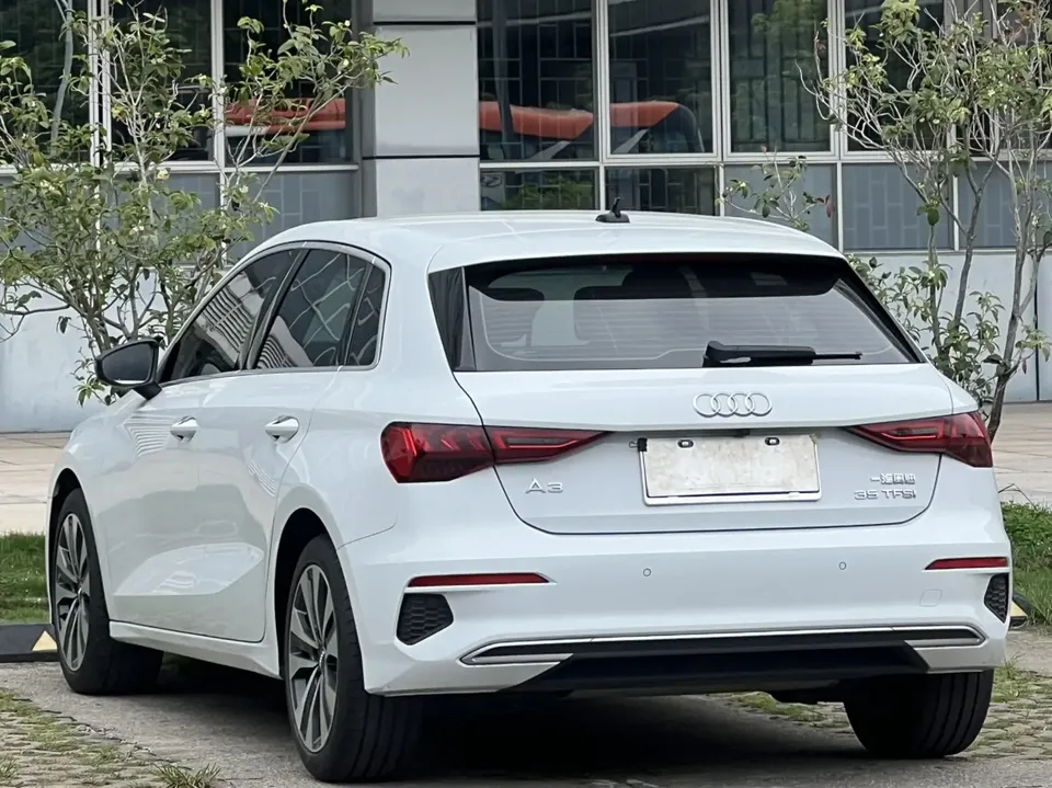 Audi A3 Sportback 35 TFSI Enterprising and Elegant Model 2022 — миниатюра 2