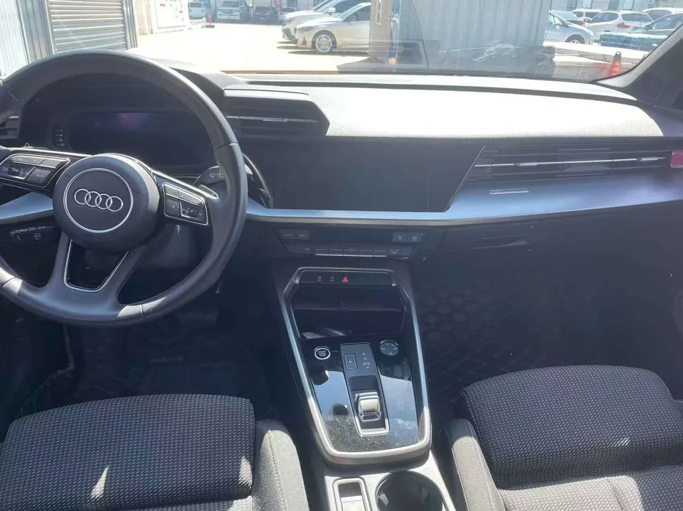 Audi A3 Sportback 35 TFSI Aggressive Sports 2023 — миниатюра 2