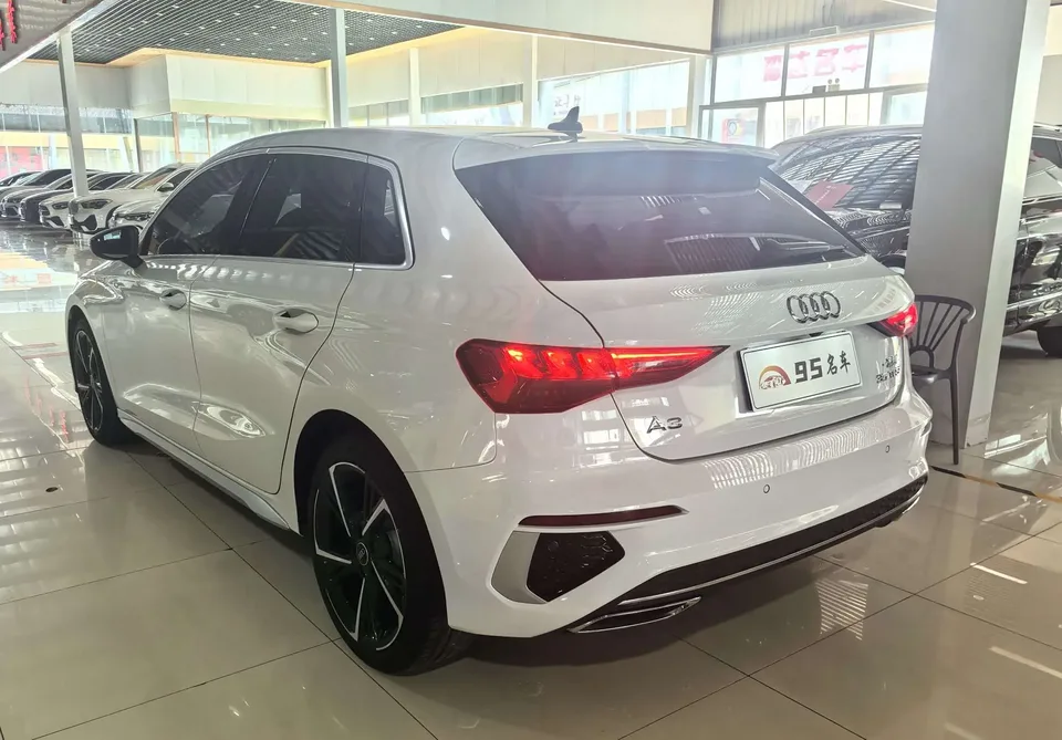 Audi A3 Sportback 35 TFSI Aggressive Sports Edition 2023 — миниатюра 4