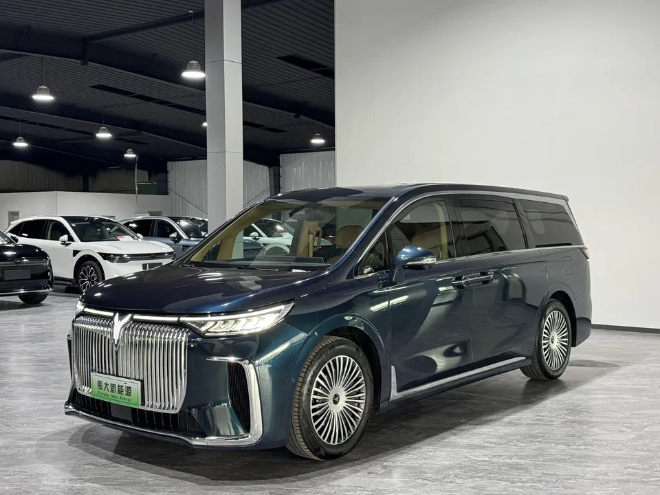 Voyah Lantu Dreamer PHEV Lantu Dreamer PHEV 2025 Four-wheel drive premium Kunpeng version 2024 — photo 1, buy with delivery to Moscow