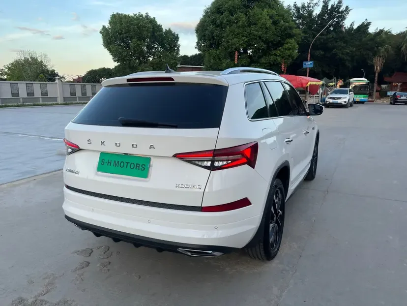 Skoda Kodiaq TSI330 7-seat two-wheel drive luxury version 2022 — миниатюра 2