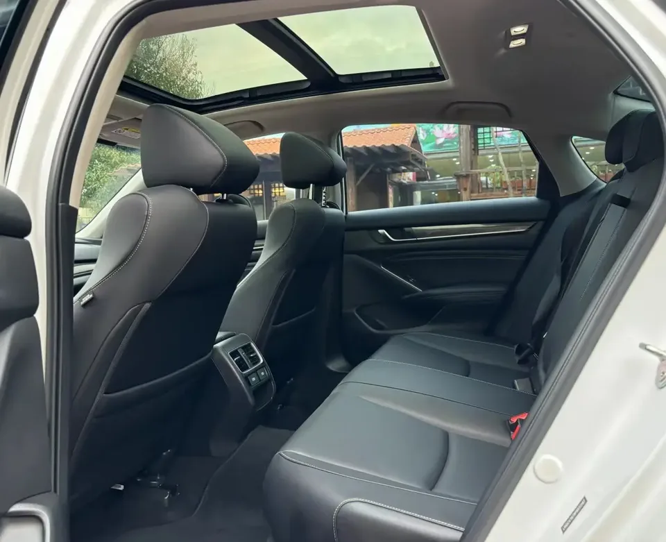 Honda Accord 2022 Accord 260TURBO Fantasy Night Premium Edition 2022 — миниатюра 3