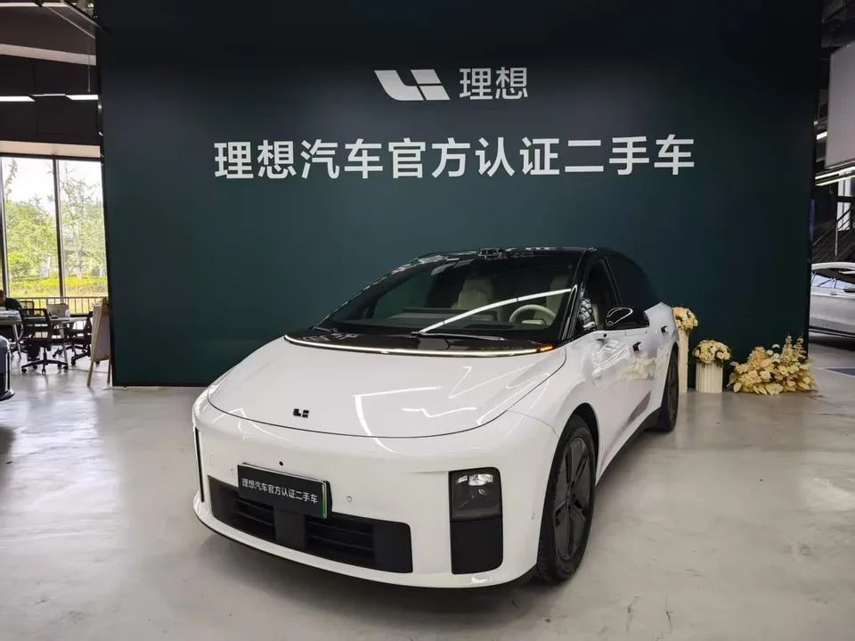 Li Ideal i6 Ideal i6 2025 two-wheel drive standard version 2025 — photo 1, buy with delivery to Moscow