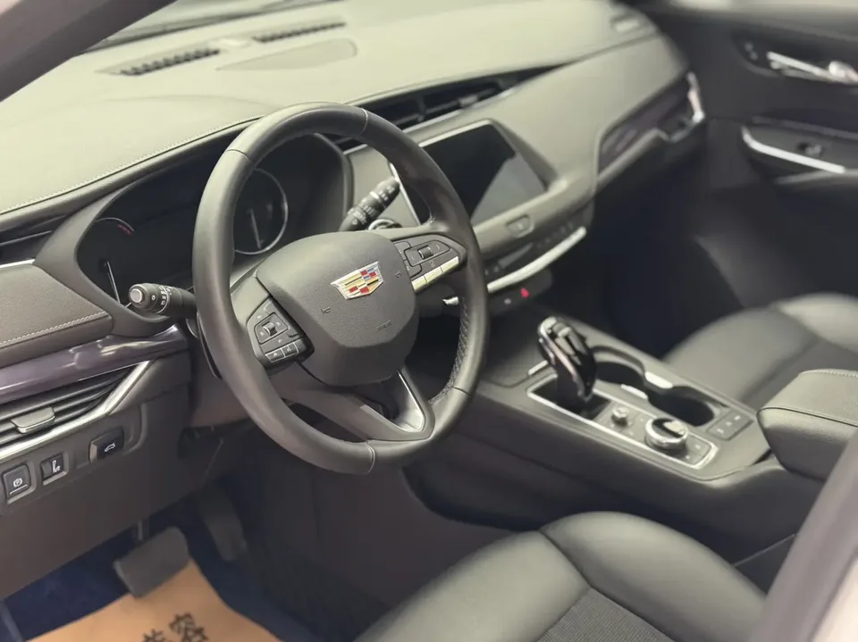 Cadillac XT4 Cadillac XT4 2022 28T two-wheel drive fashion model 2022 — миниатюра 3