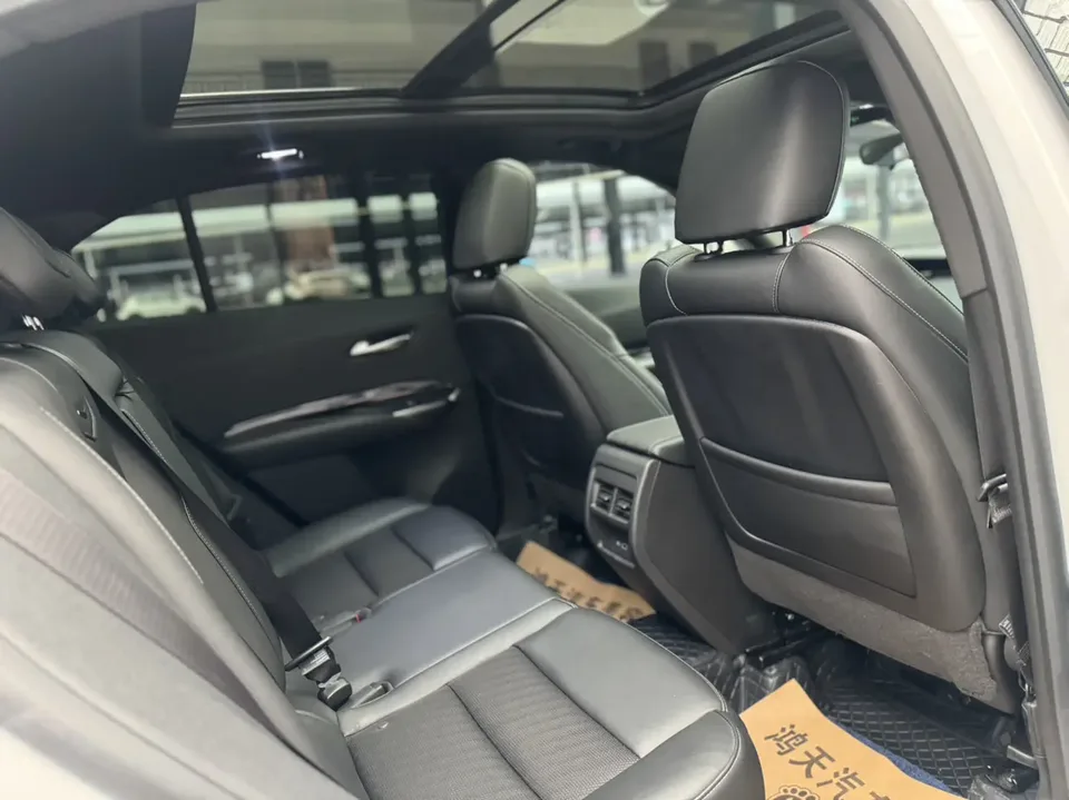 Cadillac XT4 Cadillac XT4 2022 28T two-wheel drive fashion model 2022 — миниатюра 4