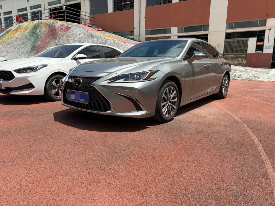 Lexus ES 2022