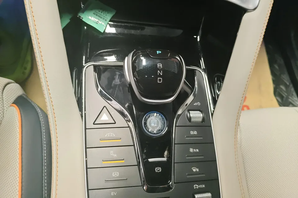 BYD Song PLUS DM DM-i 110KM 2WD Flagship PLUS 2023 — миниатюра 3