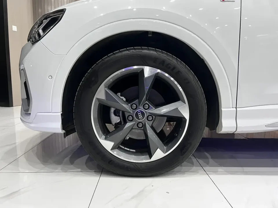 Audi Q3 Audi Q3 2022 35 TFSI Fashionable and Dynamic 2023 — миниатюра 3