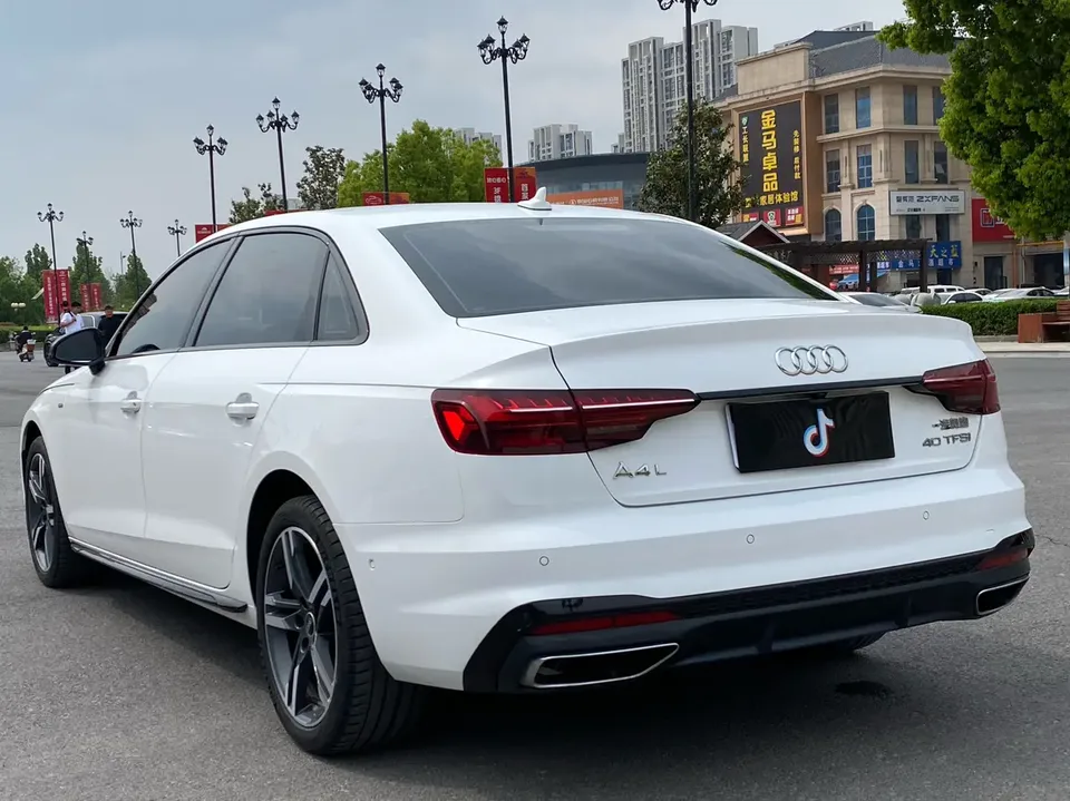 Audi a4 l A4L 2020 40 TFSI luxury and elegant model 2022 — thumbnail 2