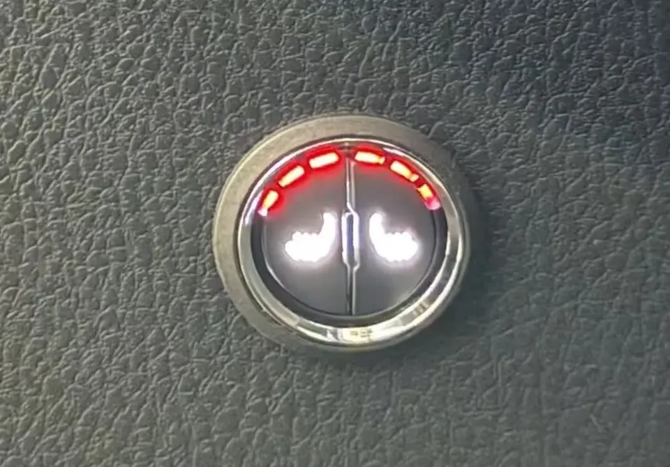 Toyota Yaris L YARiS L 2022 1.5L CVT luxury PLUS version 2023 — миниатюра 3
