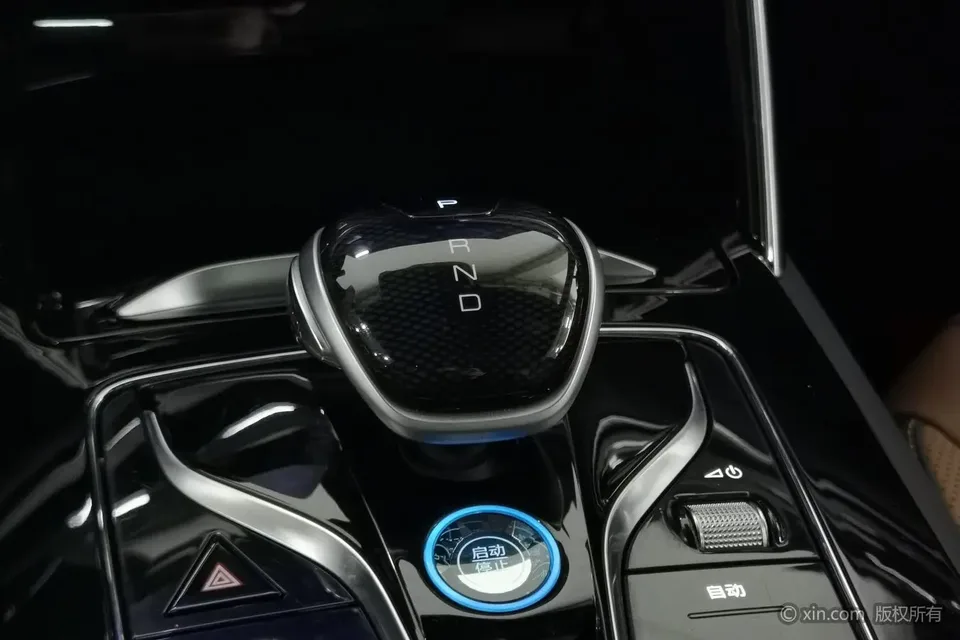 BYD Tang DM DM-i 1.5T 112KM Premium Edition 2022 — миниатюра 4