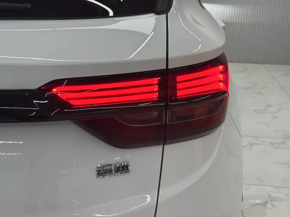 Geely Coolray SX11 240T DCT Platinum Edition 2022 — миниатюра 3