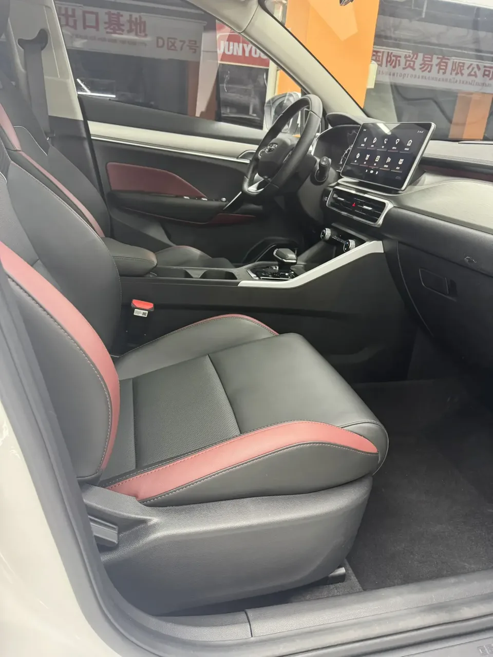 Geely Coolray SX11 240T DCT Platinum Edition 2022 — миниатюра 4