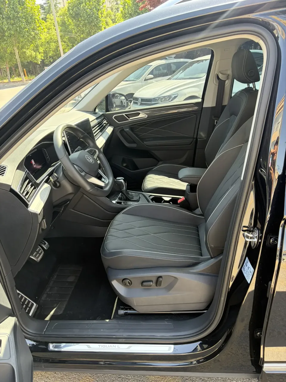 Volkswagen Tiguan L Outstanding Model 330TSI 2WD R-Line Dragon Edition 2025 — миниатюра 5