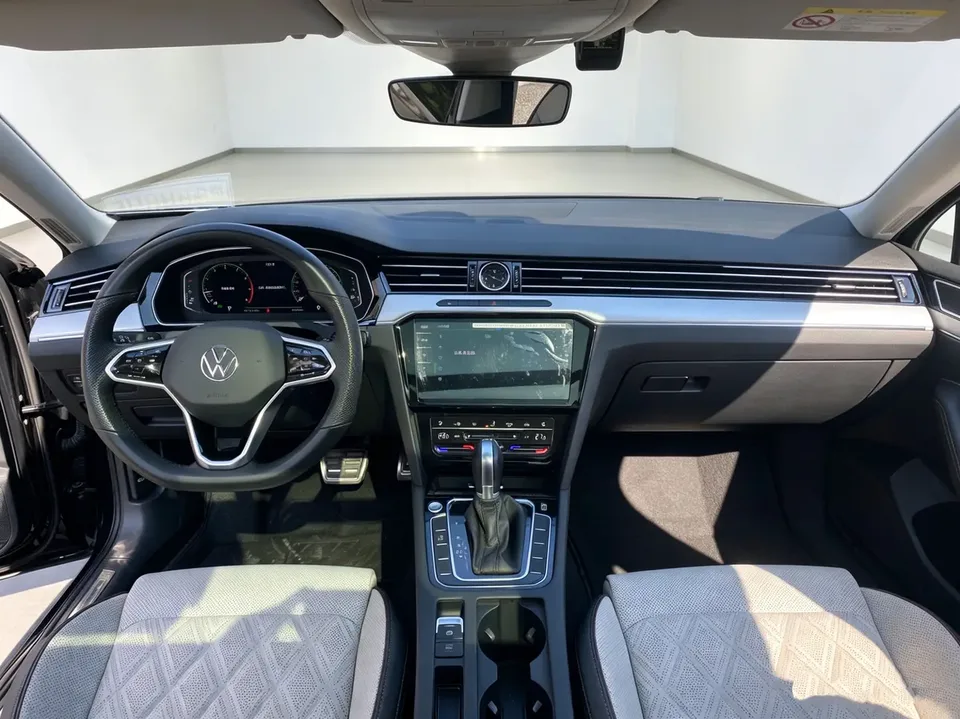 Volkswagen Magotan Magotan 2023 2 million commemorative edition 330TSI DSG luxury model 2023 — миниатюра 2