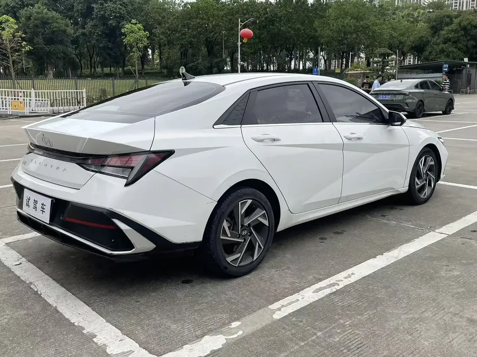 Hyundai Elantra 1.5L CVT GLX Elite Edition 2022 — миниатюра 3