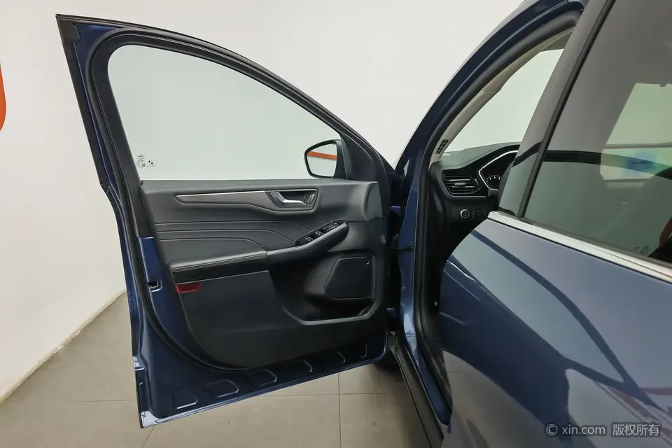 Ford Escape EcoBoost 245 2WD Premium Edition 2022 — миниатюра 5