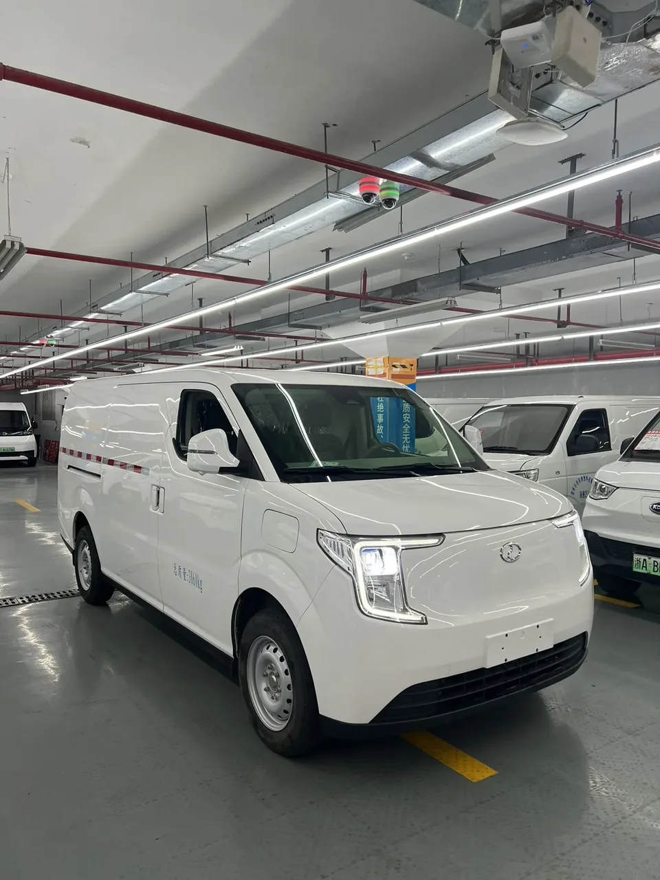 Ruichi R5 Ruichi R5 2025 Freight Edition Intelligent Supercharger Edition Pioneer I 52.16kWh 2025 — photo 1, buy with delivery to Moscow