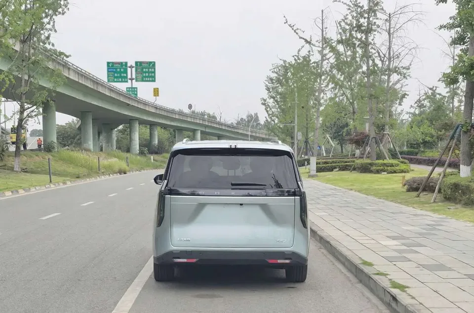 Datong Everyone 7 EV Alpine Extended Range Edition 2023 — миниатюра 2