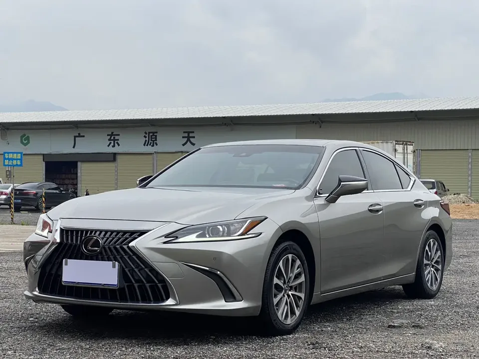 Lexus ES 2022