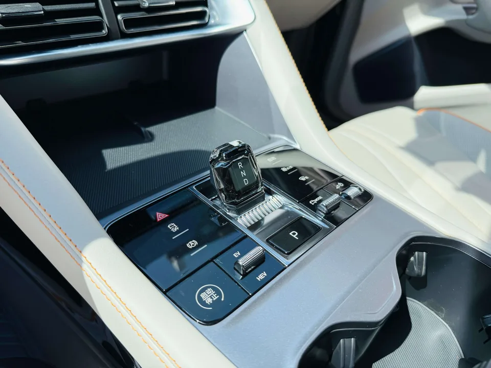 BYD Song PLUS DM DM-i Honor Edition 110KM Flagship PLUS 2024 — миниатюра 4