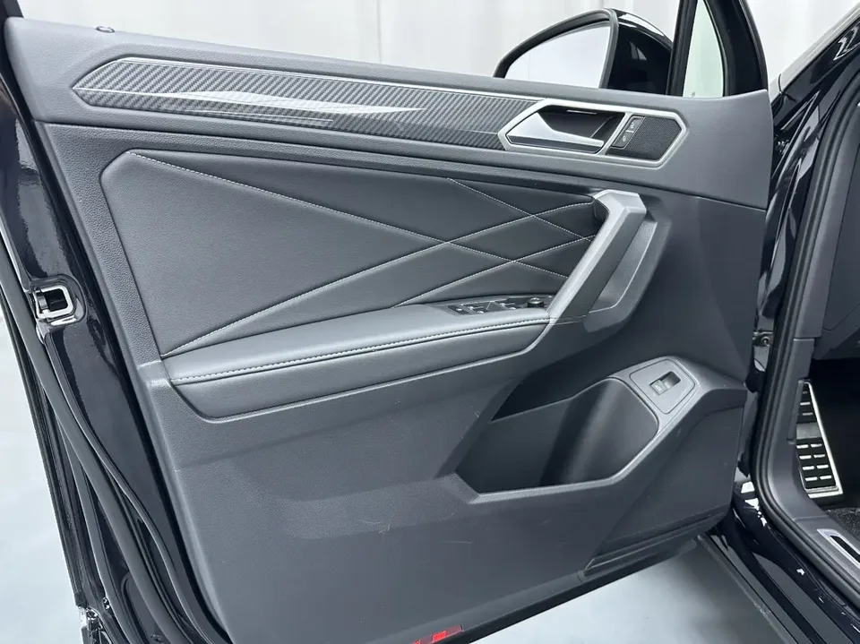 Volkswagen Tiguan L facelift 330TSI 2WD R-Line Enjoy Edition 2023 — миниатюра 3
