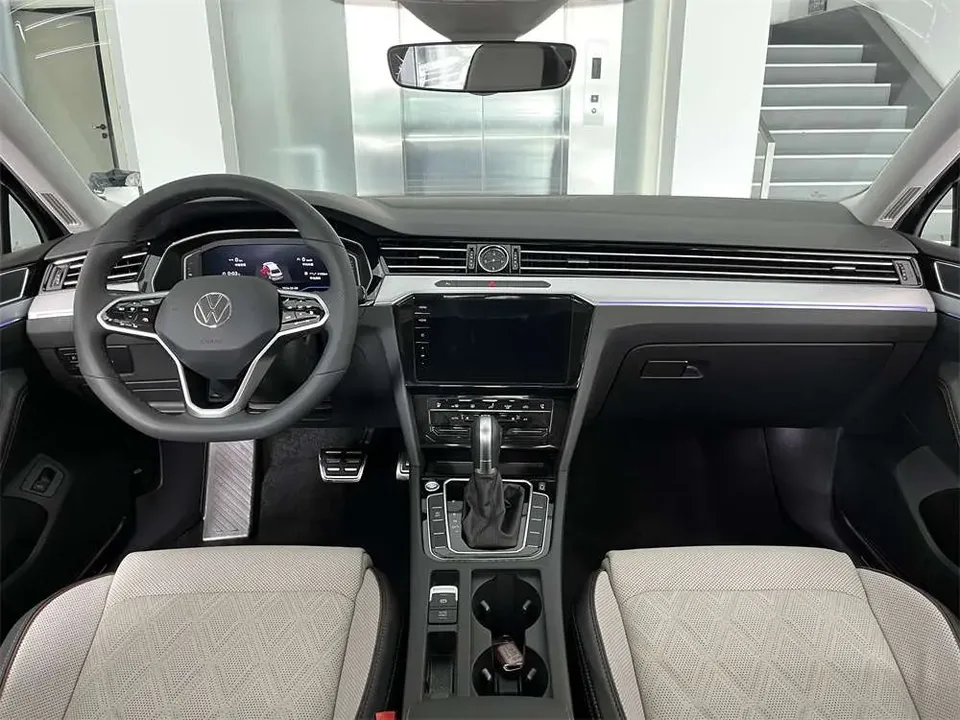 Volkswagen Magotan Magotan 2023 2 million commemorative edition 330TSI DSG luxury model 2023 — миниатюра 3