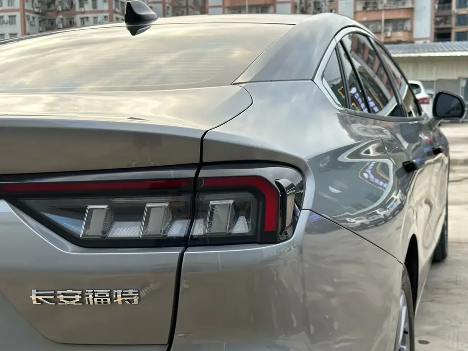 Ford Mondeo Mondeo EcoBoost 180 Luxury 2023 — миниатюра 3