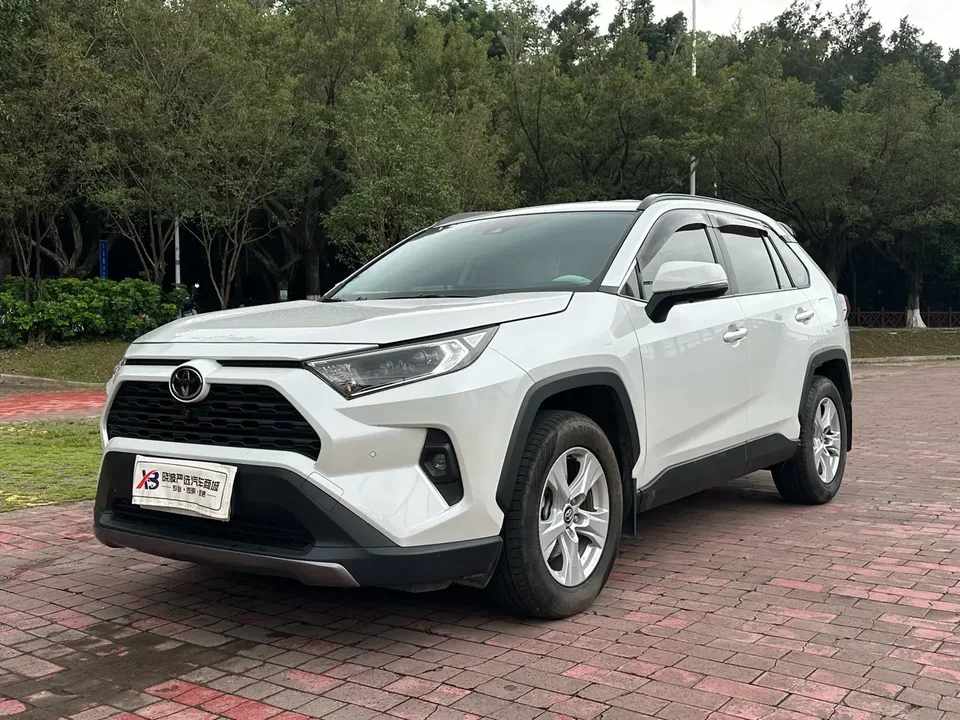 Toyota RAV4 2.0L CVT 2WD Urban Edition 2025 — миниатюра 3