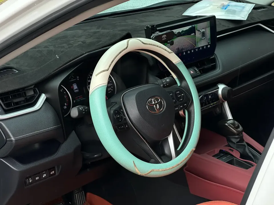 Toyota RAV4 2.0L CVT 2WD Urban Edition 2025 — миниатюра 5