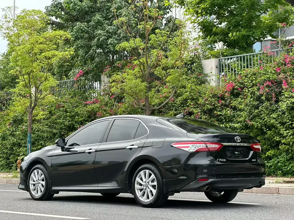 Toyota Camry 2.0G Deluxe Edition 2022 — миниатюра 2