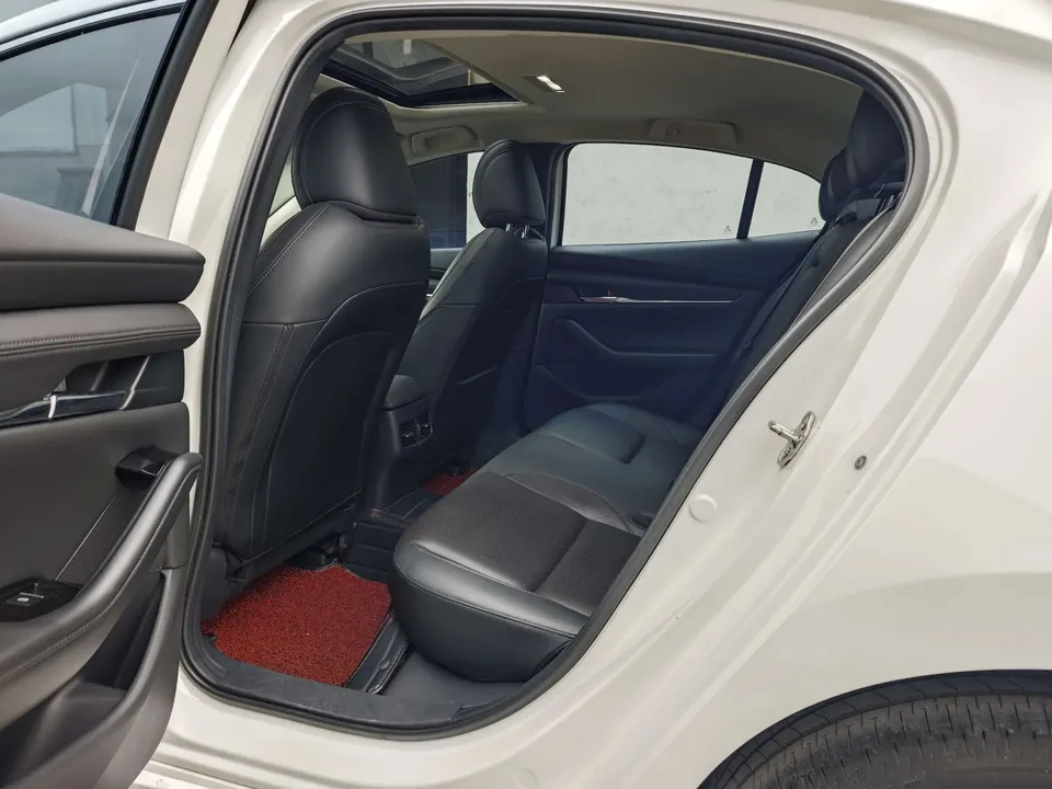 Mazda Axela 2.0L Automatic Elegant Edition 2023 — миниатюра 3