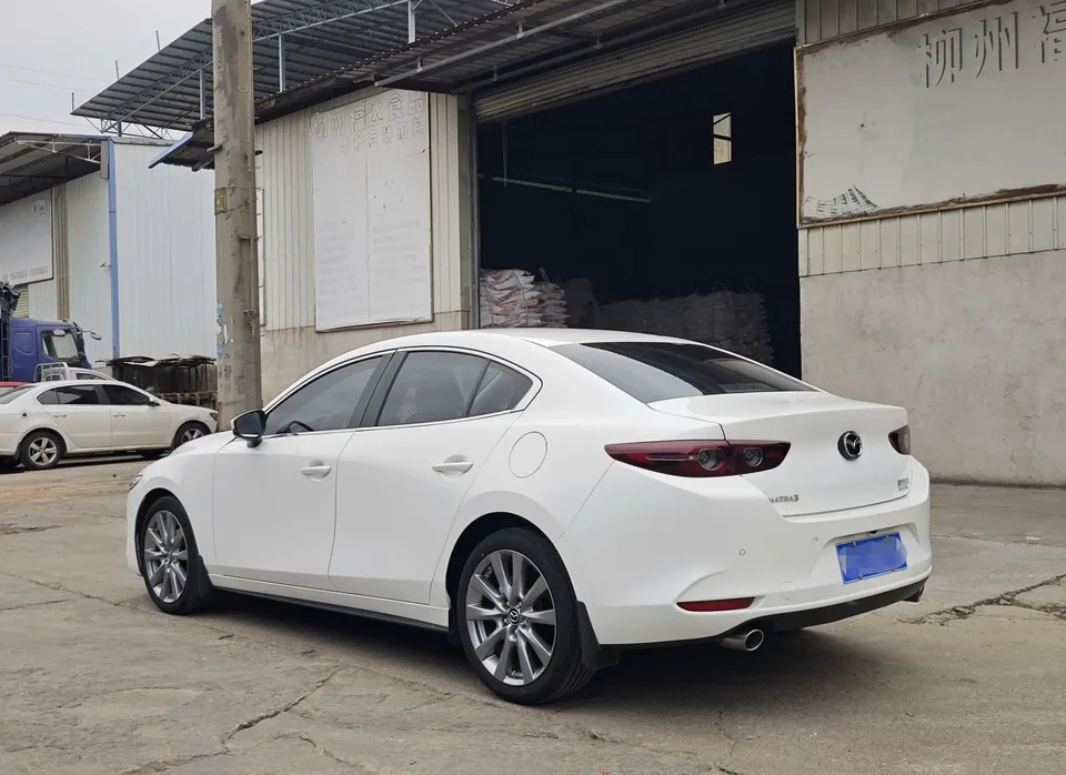 Mazda Axela 2.0L Automatic Elegant Edition 2023 — миниатюра 4