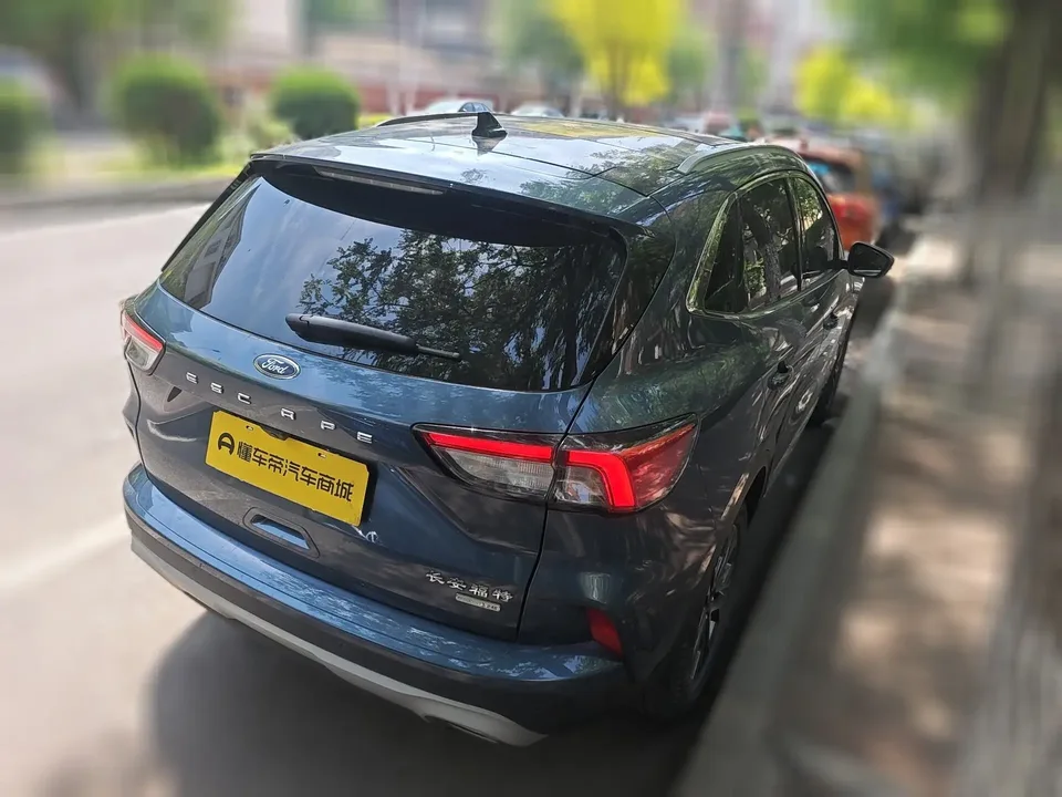 Ford Escape EcoBoost 245 2WD Premium Edition 2022 — миниатюра 4