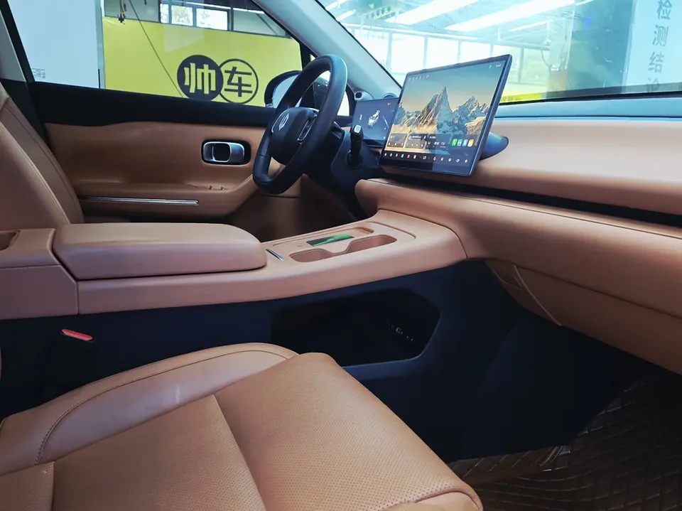 Leapmotor Zero running C10 Pure Electric 530 Comfort Edition 2024 — миниатюра 3