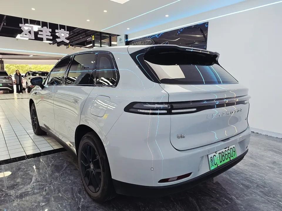 Leapmotor Zero running C10 Pure Electric 530 Comfort Edition 2024 — миниатюра 4