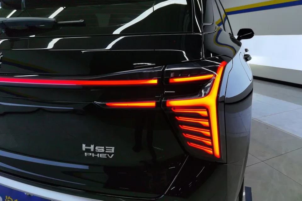 Hongqi HS3 PHEV 115km Jinwei Edition 2024 — миниатюра 2