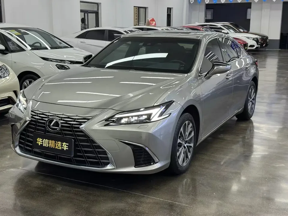 Lexus ES 2025