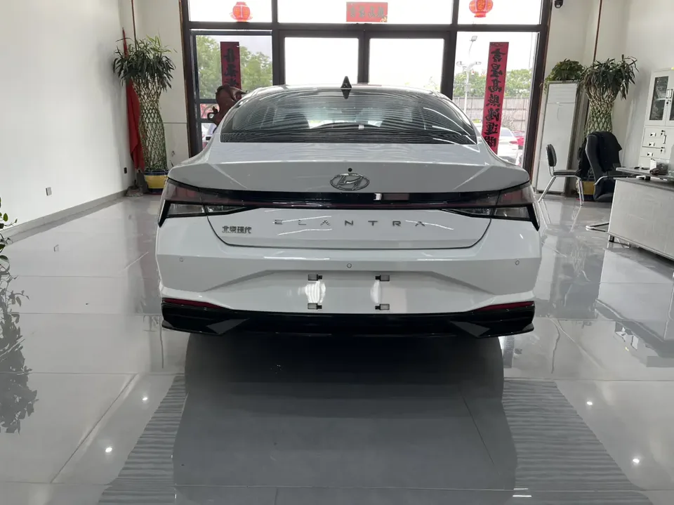 Hyundai Elantra 1.5L CVT LUX Premium Edition 2023 — миниатюра 2