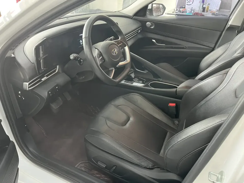 Hyundai Elantra 1.5L CVT LUX Premium Edition 2023 — миниатюра 3