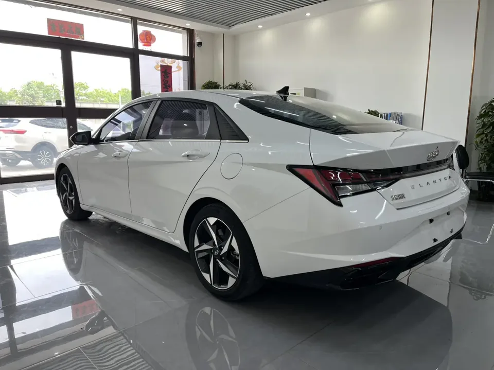 Hyundai Elantra 1.5L CVT LUX Premium Edition 2023 — миниатюра 4