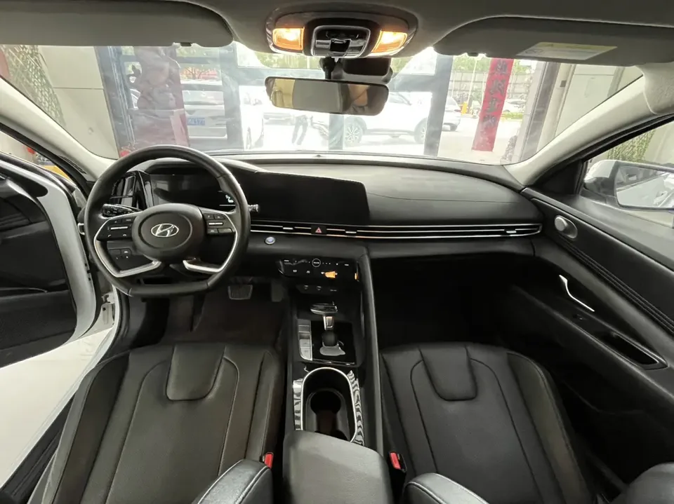 Hyundai Elantra 1.5L CVT LUX Premium Edition 2023 — миниатюра 5