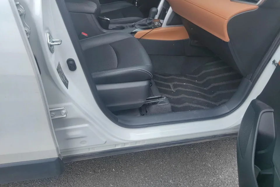 Toyota CorollaCross 2.0L Intelligent Electric Hybrid Dual Engine Pioneer Edition 2023 — миниатюра 4