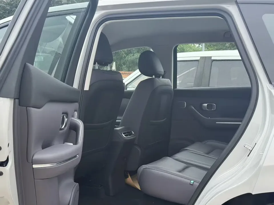 Leapmotor Zero running C10 Pure Electric 530 Comfort Edition 2024 — миниатюра 3