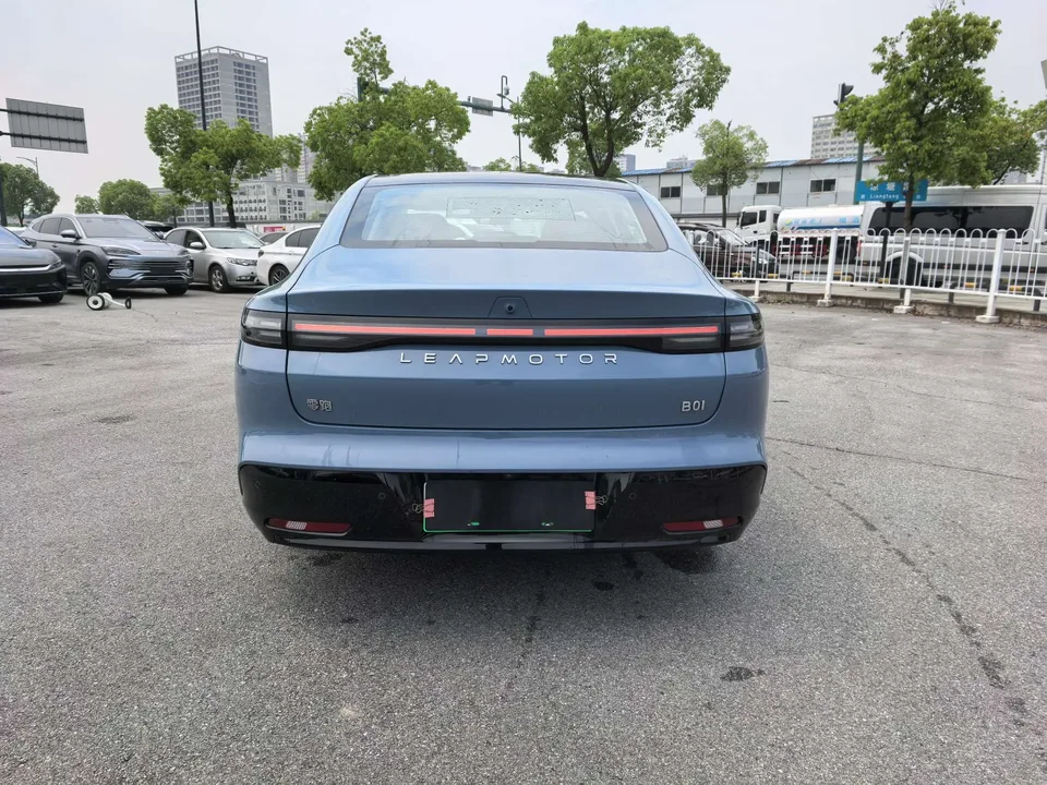 Leapmotor Leap running B01 550 LiDAR Edition 2025 — миниатюра 2