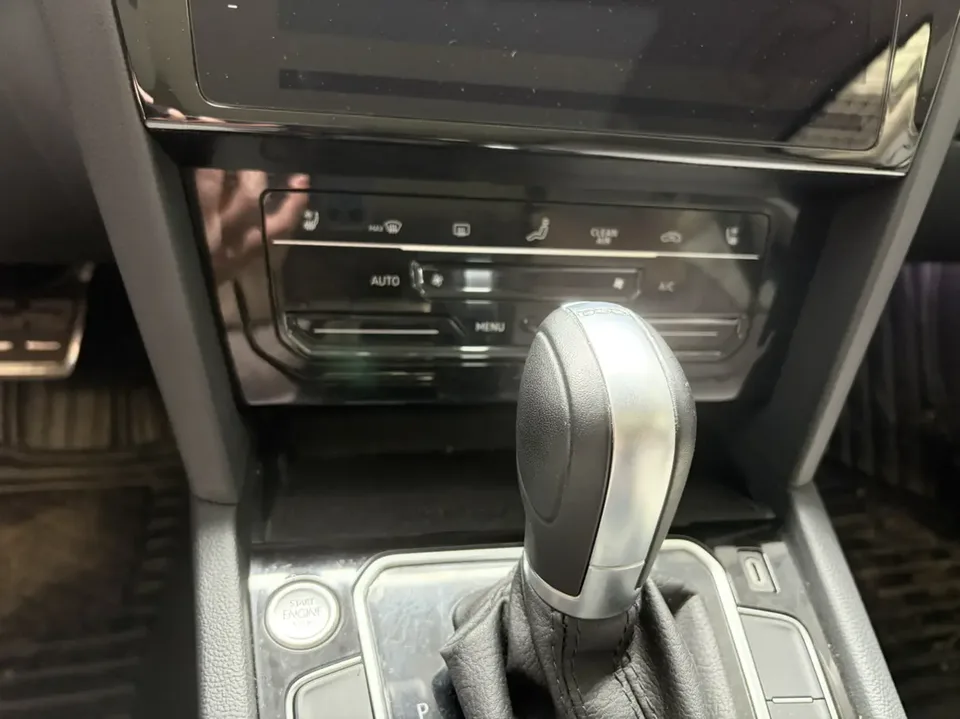 Volkswagen Magotan Magotan 2023 2 million commemorative edition 330TSI DSG luxury model 2023 — миниатюра 2