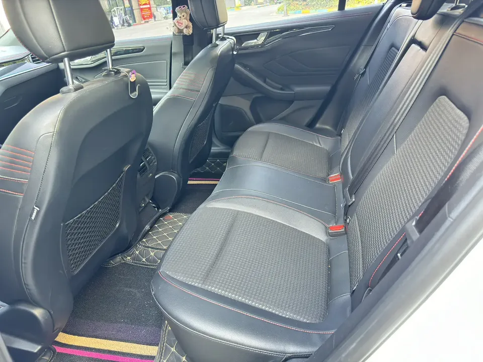 Ford Focus Focus 2021 sedan EcoBoost 180 automatic ST Line 2022 — миниатюра 3