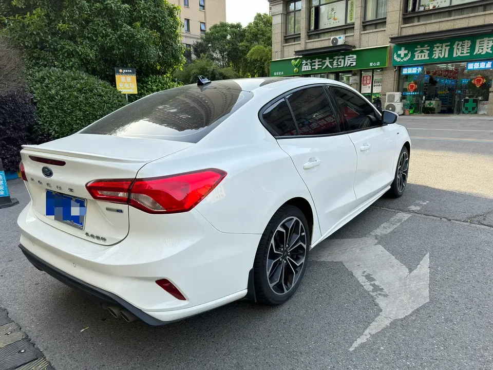 Ford Focus Focus 2021 sedan EcoBoost 180 automatic ST Line 2022 — миниатюра 4