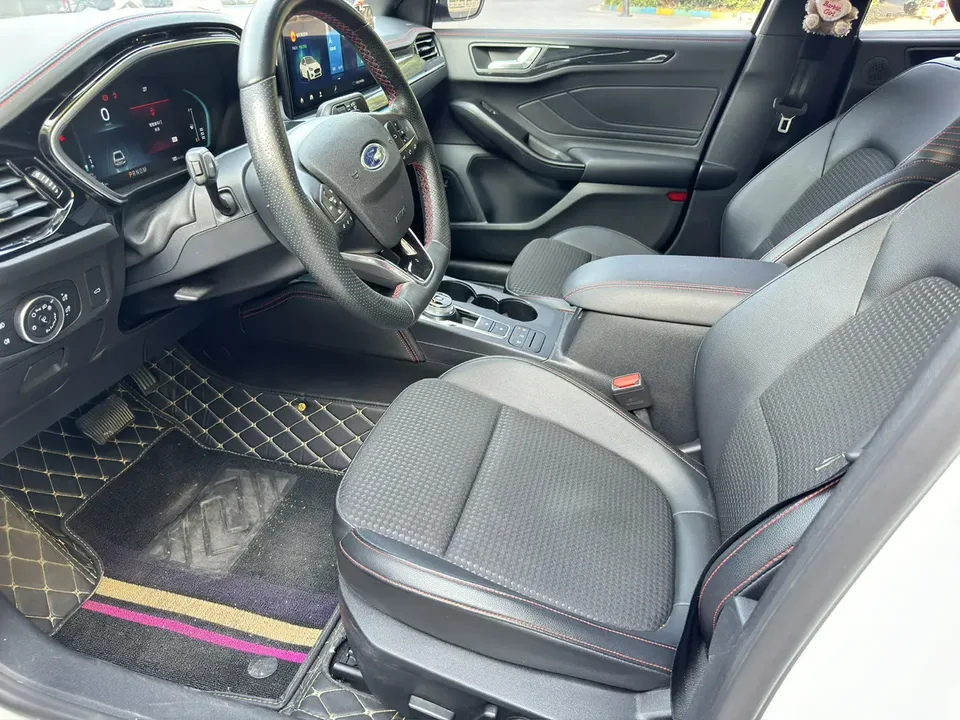 Ford Focus Focus 2021 sedan EcoBoost 180 automatic ST Line 2022 — миниатюра 5